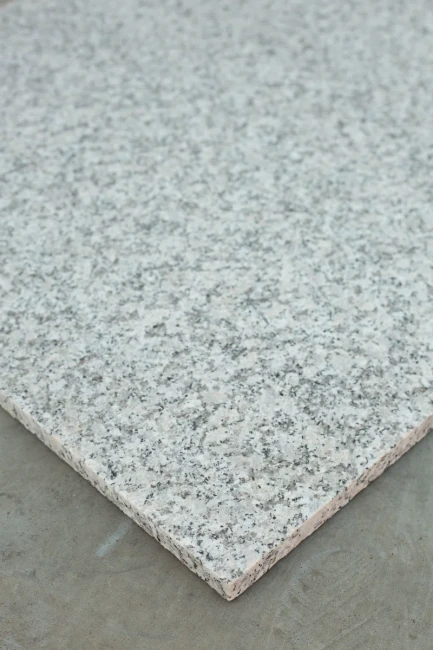 Stopnica granitowa szara płomieniowana Bianco Sardo G602 150x33x2 cm