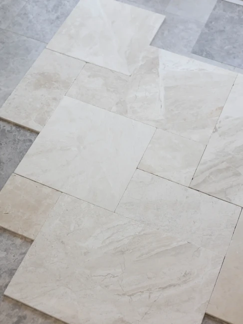 Płytki marmurowe Coffee White| Queen Beige Antykowana Bębnowana komplet = 0,742m2 | Komplet Rzymski