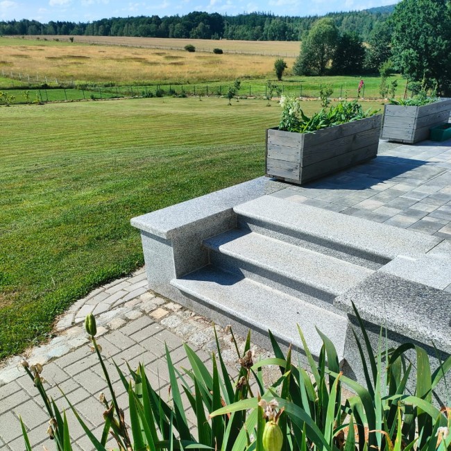 Zestaw Stopnica Granitowa Płomień G603 Bullnose 135x35x2 + Podstopnica Poler 135x15x2 cm