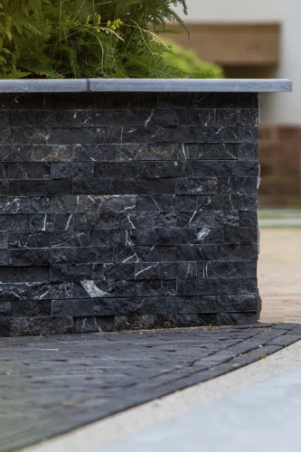 Kamień elewacyjny marmur Black Silk split łupany