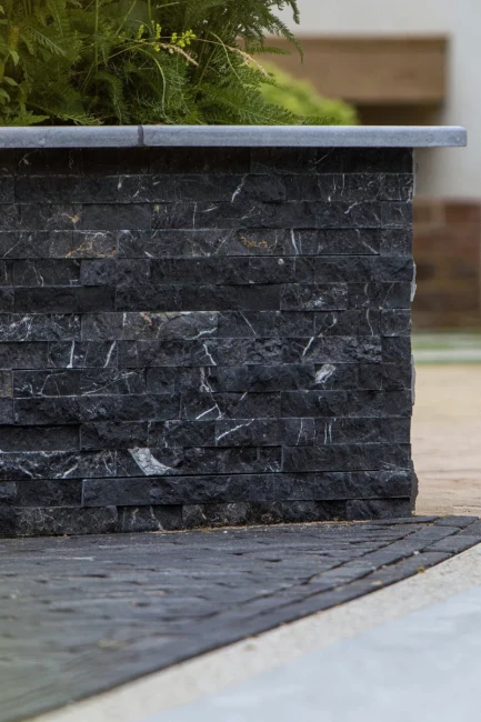 Kamień elewacyjny marmur Black Silk split łupany