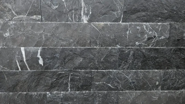 Kamień elewacyjny marmur Black Silk split łupany