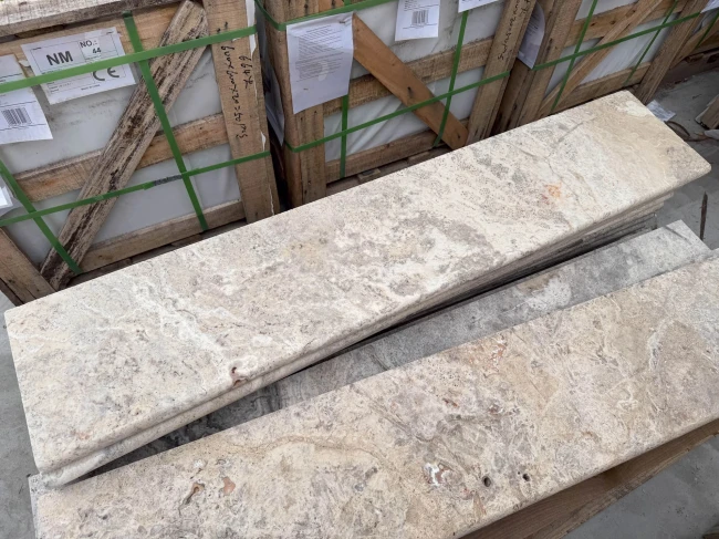 Trawertyn Parapet / Stopnica kamienna Silver Latte Bębnowany 135x35x3 cm Bullnose