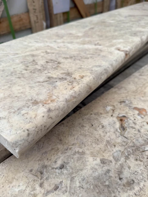 Trawertyn Parapet / Stopnica kamienna Silver Latte Bębnowany 135x35x3 cm Bullnose