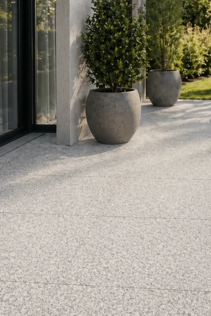 Płytka granitowa szara płomieniowana G602 Bianco Sardo 50x50x5 cm