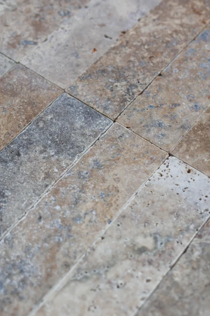 Kamień dekoracyjny trawertyn Ash bębnowany 7,5x30,5x1 cm