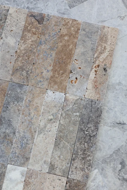 Kamień dekoracyjny trawertyn Ash bębnowany 7,5x30,5x1 cm