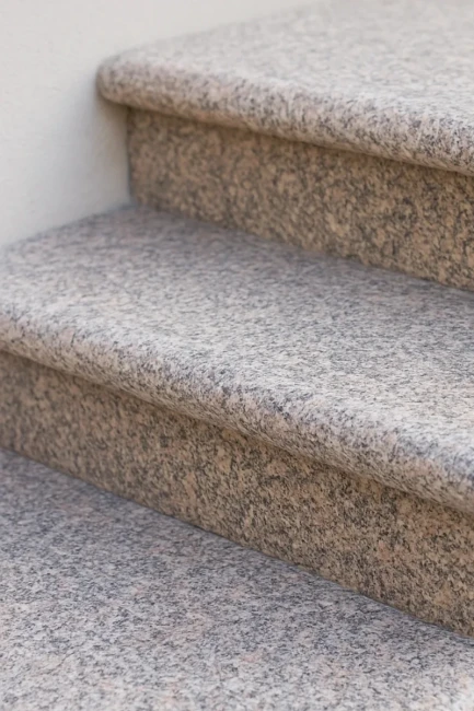 Zestaw Schodów Granitowych G682 Bullnose – Stopień Płomieniowany + Podstopień Polerowany | 100x35x2 / 100x15x2 cm