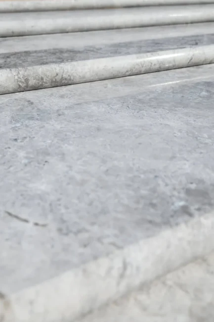 Zestaw Stopień + Podstopień Marmur Tundra Grey Szlifowany Bullnose | 135x33x2 / 135x16,5x2 cm