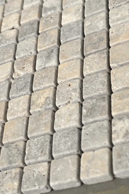 Mozaika Trawertynowa Silver Ash Premium 2,3x2,3 Bębnowany | 30,5x30,5x1 cm